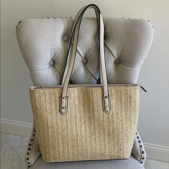 Isabelle Large Straw Zippered Tote with Interior Pockets - Picture 3 of 15